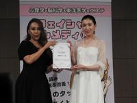 　「フェイシャルレメディ」の１日ＰＲ大使に就任した雛形あきこ（右）