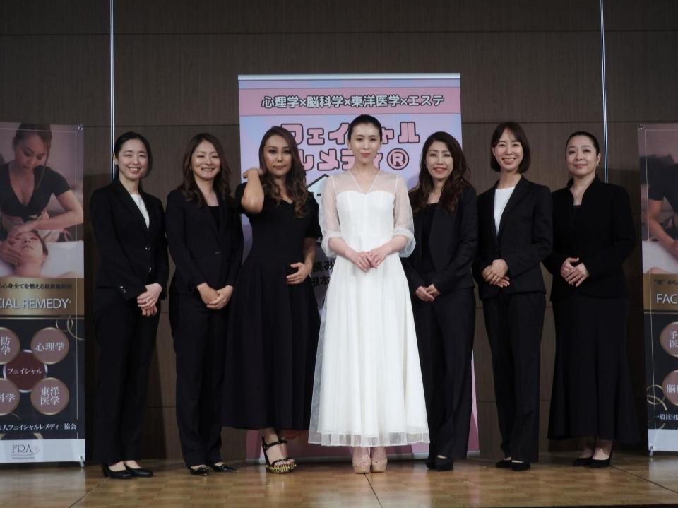 　「フェイシャルレメディ」の１日ＰＲ大使に就任した雛形あきこ（中央）