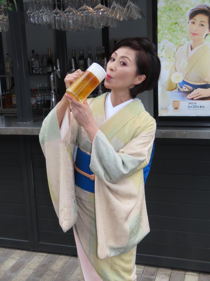 　注いだビールをついつい飲みたくなってしまう長山洋子