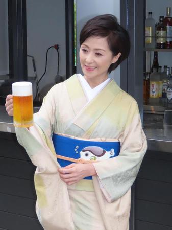 　生ビールを手にほほえむ長山洋子