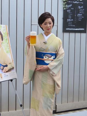 　生ビールを手にほほえむ長山洋子