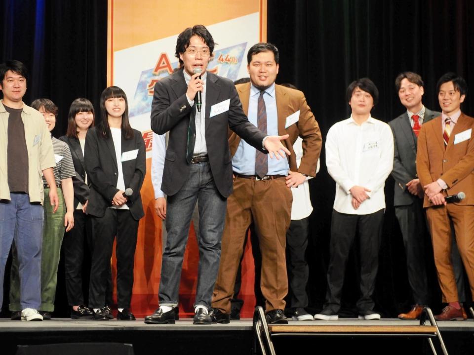 　ファイナリストとなった令和ロマンの高比良くるま（中央左）と松井ケムリ（中央右）