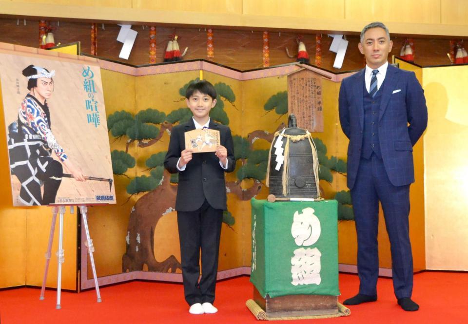 　め組の半鐘と並ぶ市川團十郎（右）と市川新之助