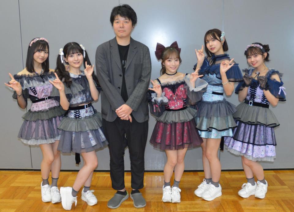 ＴＩＦ総合プロデューサー・菊竹龍氏（中央）とともに“バンビポーズ”で撮影に応じた＃ババババンビ＝都内