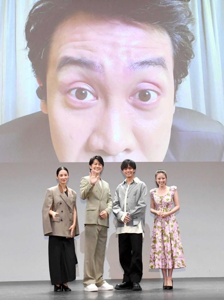　リモート出演した大泉洋（後方）に苦笑いする（左から）吉田羊、福山雅治、永瀬廉、今田美桜（撮影・佐藤厚）