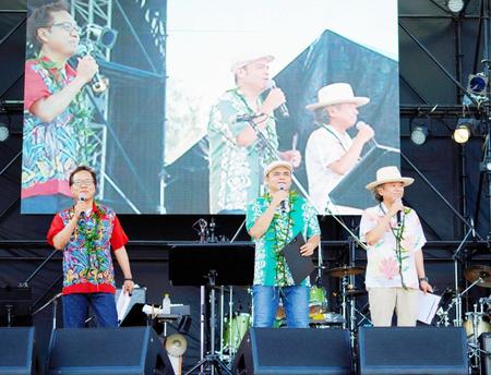 　ステージに立つＢＥＧＩＮの（左から）上地等、比嘉栄昇、島袋優