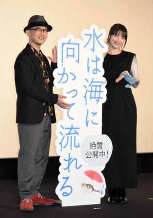 　舞台あいさつを行った広瀬すず（右）と前田哲監督