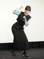 　舞台あいさつを行い、作中でのジャガイモを潰すシーンを再現する広瀬すず