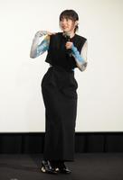 　舞台あいさつを行い、真冬のロケで海に入ったシーンを回想する広瀬すず