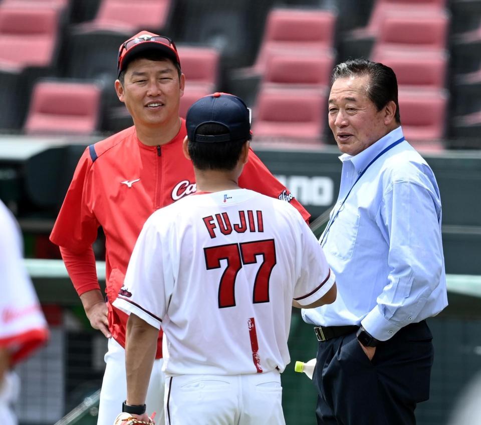 　梨田昌孝氏（右）と話をする新井監督。手前は藤井ヘッドコーチ（撮影・田中太一）