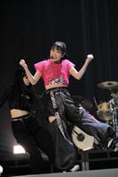 　パフォーマンスする高城れに