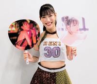 　写真集のカットを貼り付けたうちわを手に笑顔の高城れに