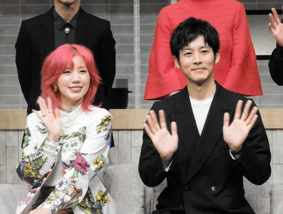 　イベントで笑顔で手を振る松坂桃李（右）と仲里依紗＝都内