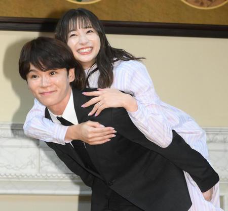 　夫のＴＡＴＳＵ（左）におんぶされる足立梨花（撮影・堀内翔）