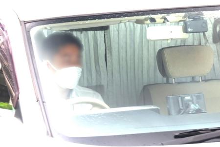 　カーテンを閉めた状態で目黒署に入る、市川猿之助容疑者を乗せた車（撮影・吉澤敬太）※一部加工しています