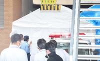 　市川猿之助容疑者を載せた車は白いテントの中に入った（撮影・吉澤敬太）
