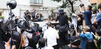 　目黒署に入る市川猿之助容疑者を載せた車を囲む報道陣（撮影・吉澤敬太）
