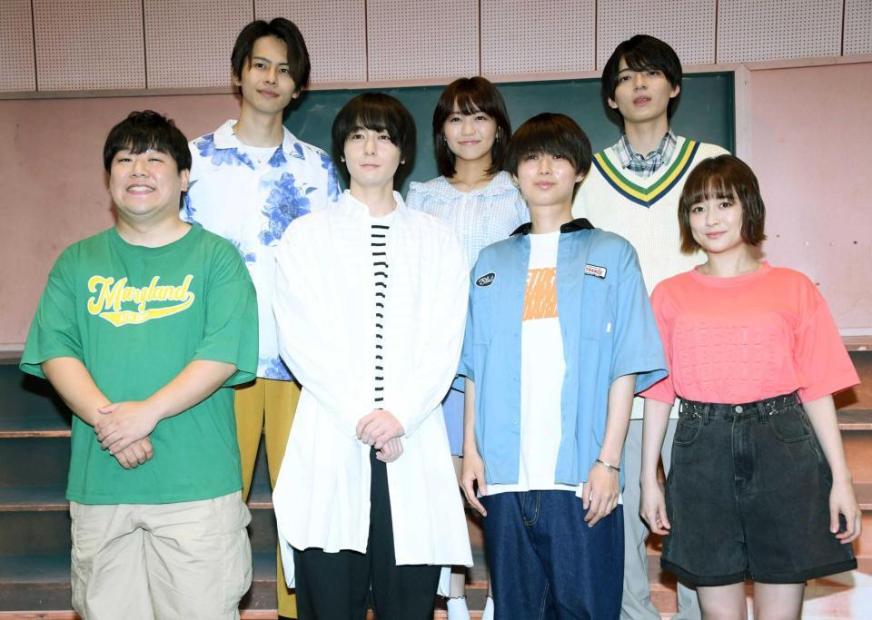 　会見に出席した（前列左から）ニシダ・コウキ、犬飼貴丈、井上瑞稀、大原櫻子、（後列同）矢花黎、大原優乃、西村拓哉（撮影・棚橋慶太）