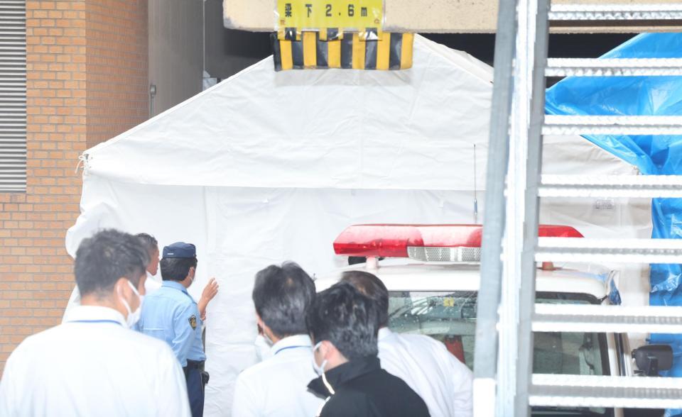 　市川猿之助容疑者を載せた車は白いテントの中に入った（撮影・吉澤敬太）