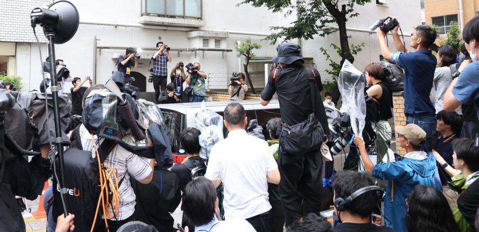 　目黒署に入る市川猿之助容疑者を載せた車を囲む報道陣（撮影・吉澤敬太）