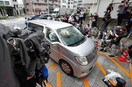 　警視庁目黒署に入る車