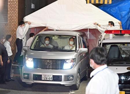 　移送のため目黒署内に設置されたテントから出る市川猿之助容疑者を乗せた車（撮影・三好信也）