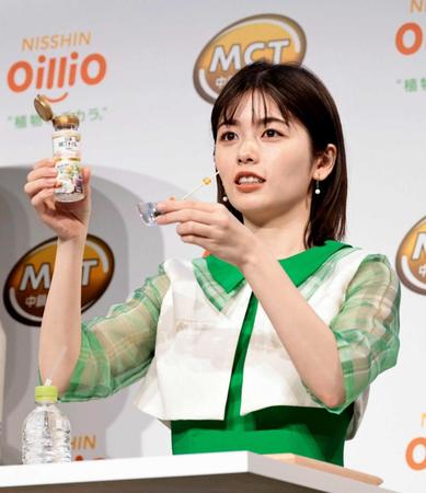 　試食品にオイルをかける小芝風花