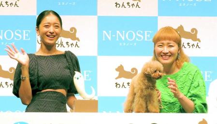 　トイプードルのぴのちゃんと笑顔を見せる池田美優（左）と丸山桂里奈