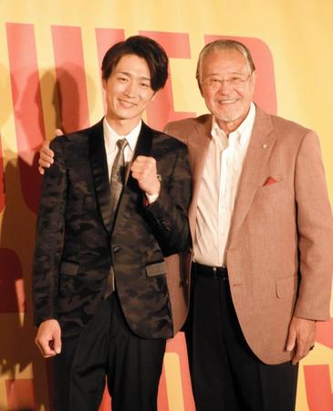 　イベント前に会見した真田ナオキ（左）と吉幾三