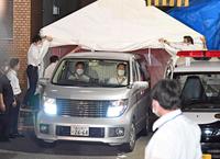　移送のため目黒署内に設置されたテントから出る市川猿之助容疑者を乗せた車（撮影・三好信也）