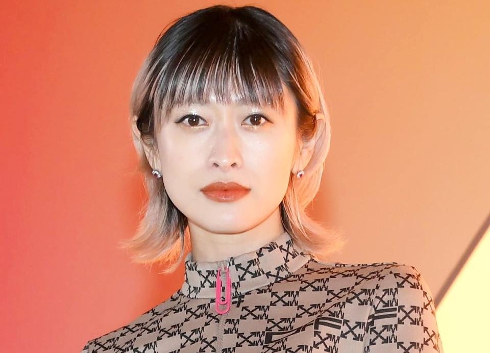 山田優 ひざ上スカートの裾ヒラリ「足なっが！ほっそ！」も様々意見