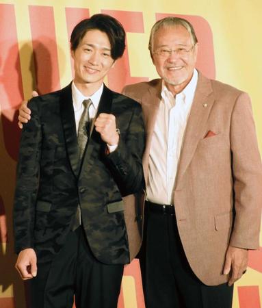 　会見した真田ナオキ（左）と吉幾三