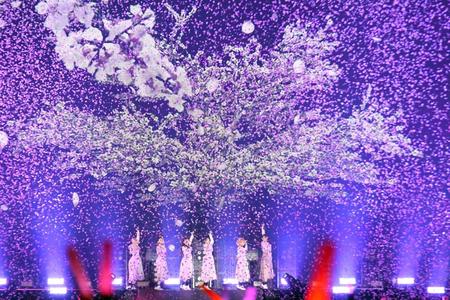 　花びらが散る中、解散ライブを行ったＢｉＳＨ（撮影・三好信也）
