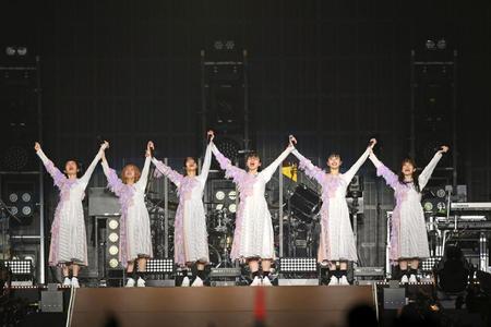 　万感の思いで歓声に応えるＢｉＳＨの（左から）リンリン、モモコグミカンパニー、アユニ・Ｄ、ハシヤスメ・アツコ、アイナ・ジ・エンド、セントチヒロ・チッチ（撮影・三好信也）