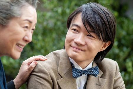 祖母・タキ（松坂慶子）を優しくみつめる万太郎（神木隆之介）