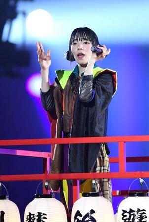 　「清掃員」で埋まったドームを見つめるアユニ・Ｄ（撮影・三好信也）