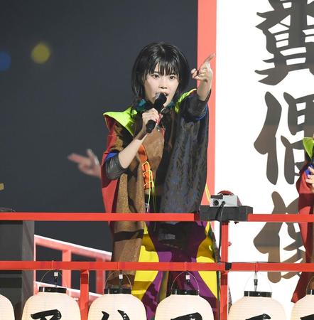 　美声を響かせるアイナ・ジ・エンド（撮影・三好信也）