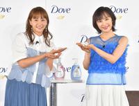 　新ボディウォッシュの泡を手にする藤本美貴（左）と山口もえ（撮影・西岡正）
