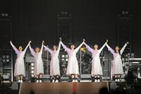 　万感の思いで歓声に応えるＢｉＳＨの（左から）リンリン、モモコグミカンパニー、アユニ・Ｄ、ハシヤスメ・アツコ、アイナ・ジ・エンド、セントチヒロ・チッチ（撮影・三好信也）