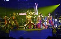 　解散ライブを行うＢｉＳＨの（左から）セントチヒロ・チッチ、モモコグミカンパニー、アイナ・ジ・エンド、ハシヤスメ・アツコ、アユニ・Ｄ、リンリン（撮影・三好信也）