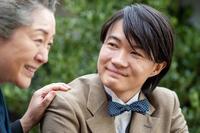祖母・タキ（松坂慶子）を優しくみつめる万太郎（神木隆之介）