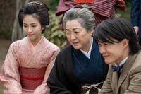 祖母のタキ（松坂慶子・中央）と万太郎（神木隆之介）、寿恵子（浜辺美波・左）