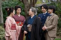 万太郎は祖母・タキとヤマザクラを見に向かう。左から、寿恵子（浜辺美波）、綾（佐久間由衣）、タキ（松坂慶子）、竹雄（志尊淳）、万太郎（神木隆之介）