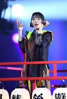 　「清掃員」で埋まったドームを見つめるアユニ・Ｄ（撮影・三好信也）