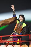 　客席に手を振るリンリン（撮影・三好信也）