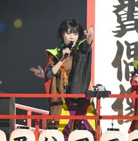 　美声を響かせるアイナ・ジ・エンド（撮影・三好信也）