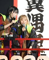 　アシナ・ジ・エンド（左）に寄り添って歌うモモコグミカンパニー（撮影・三好信也）