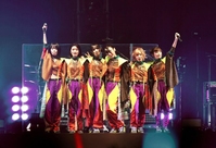 　肩を組み歓声に応えるＢｉＳＨの（左から）アイナ・ジ・エンド、リンリン、アユニ・Ｄ、ハシヤスメ・アツコ、モモコグミカンパニー、セントチヒロ・チッチ（撮影・三好信也）