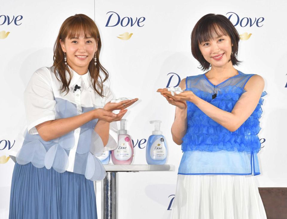 　新ボディウォッシュの泡を手にする藤本美貴（左）と山口もえ（撮影・西岡正）