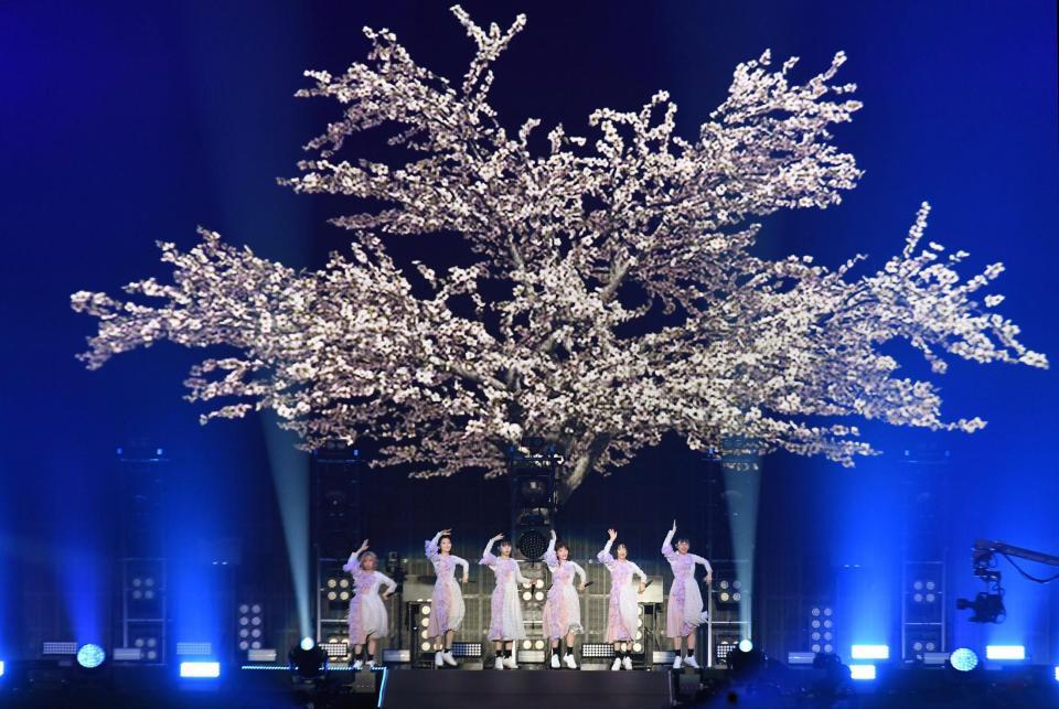 　大きな桜の木の下で歌うＢｉＳＨの（左から）モモコグミカンパニー、リンリン、アイナ・ジ・エンド、セントチヒロ・チッチ、アユニ・Ｄ、ハシヤスメ・アツコ（撮影・三好信也）